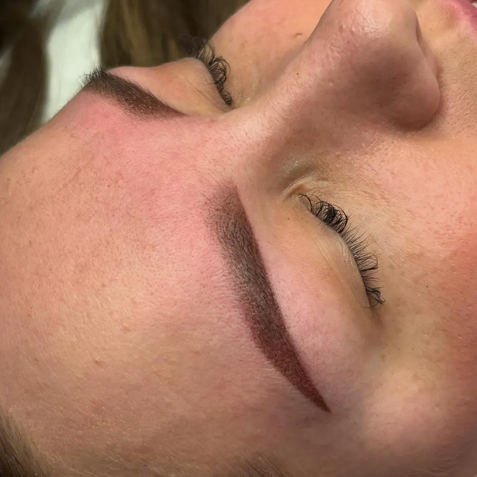Fresh permanent brows, no retouching